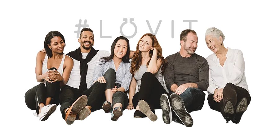 Một nhóm người đang ngồi và mỉm cười