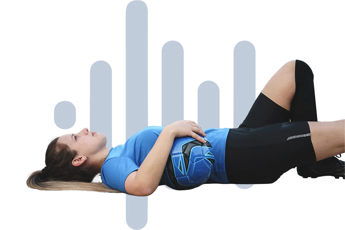 Una mujer deportista tumbada en el suelo con tuun Resonate ondas detrás de ella