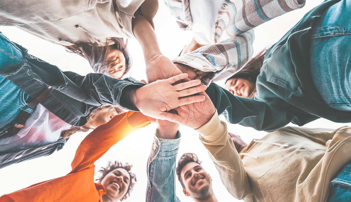 Groep mensen die elkaar de hand reiken